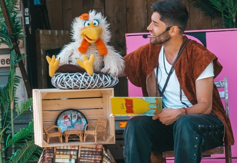 Begeleidende afbeelding Het reusachtige kuiken poppen theater