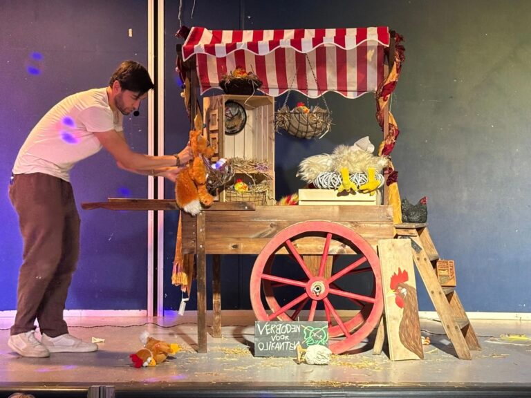 Begeleidende afbeelding Het reusachtige kuiken poppen theater