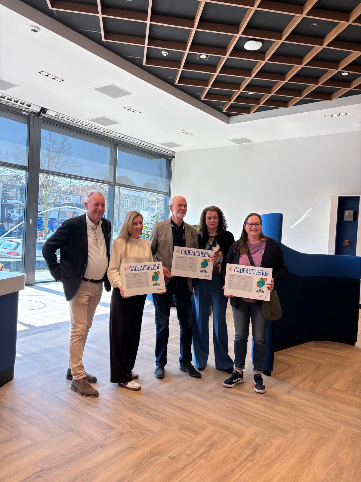 afbeelding Hoeksche Waard Actief ontvangt van Rabobank een cheque van 1600 euro